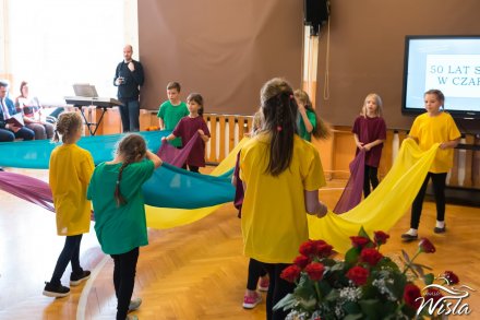 Uczniowie w czasie występów na jubileuszu